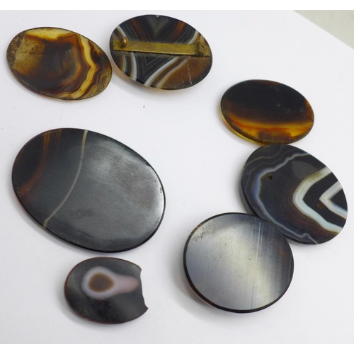 1070 - Unmounted banded agate and a brooch lacking pin, two a/f