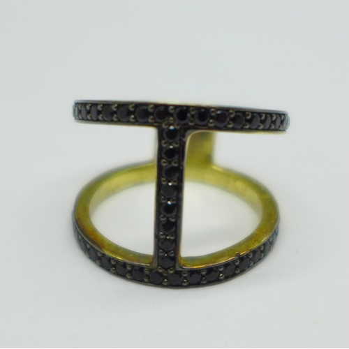 1073 - A silver gilt and black spinel ring, N