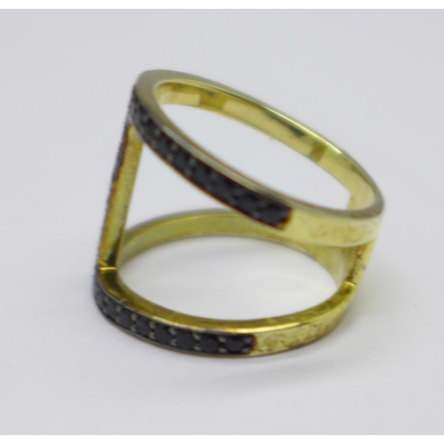 1073 - A silver gilt and black spinel ring, N