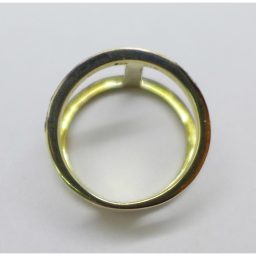 1073 - A silver gilt and black spinel ring, N