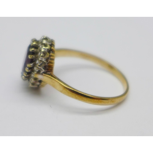 1076 - A 9ct gold cluster ring, 3g, R