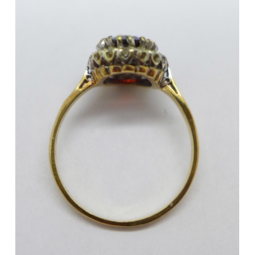 1076 - A 9ct gold cluster ring, 3g, R