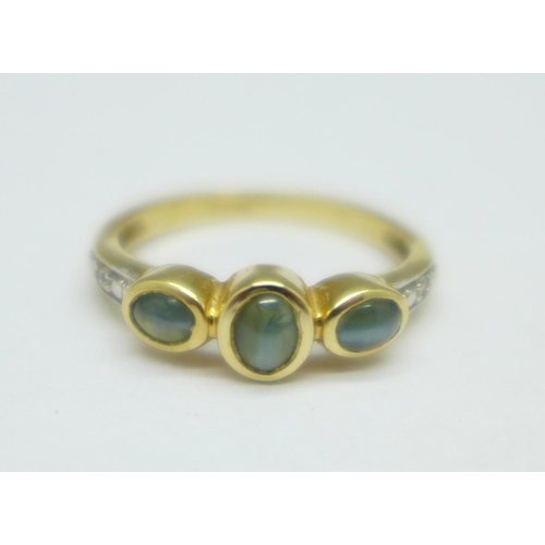 1086 - A 9ct gold three stone ring, 2.2g, L