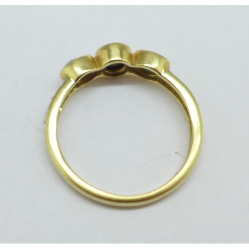 1086 - A 9ct gold three stone ring, 2.2g, L