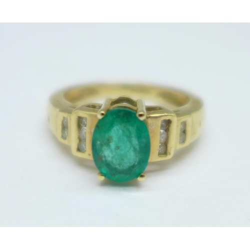 1088 - A 9ct gold, emerald and diamond ring, 3.5g, J