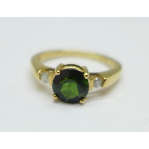 1089 - A 9ct gold, green stone and diamond ring, 2g, J