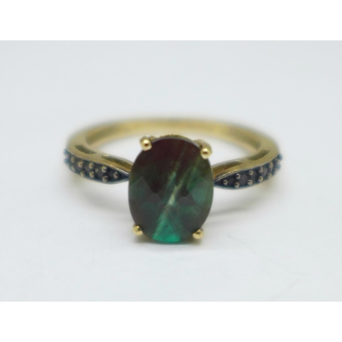 1090 - A 9ct gold ring with faceted main stone and stone set shoulders, 2.4g, N