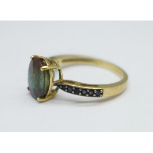 1090 - A 9ct gold ring with faceted main stone and stone set shoulders, 2.4g, N