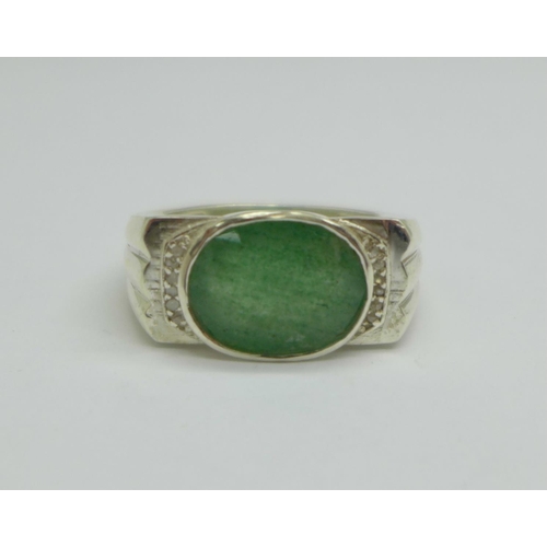 1121 - A 925 silver and emerald ring, 6.70ct, S