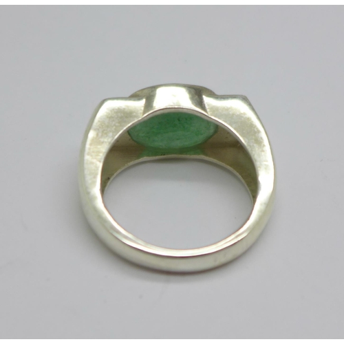 1121 - A 925 silver and emerald ring, 6.70ct, S