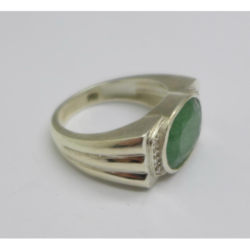 1121 - A 925 silver and emerald ring, 6.70ct, S