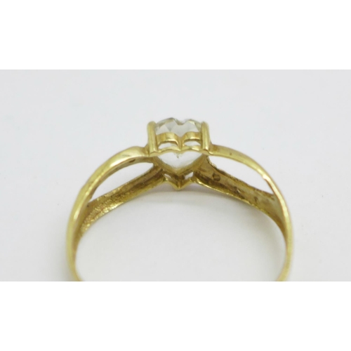 1122 - A 9ct gold heart shaped ring with a small diamond set on each shoulder, 1.1g, O