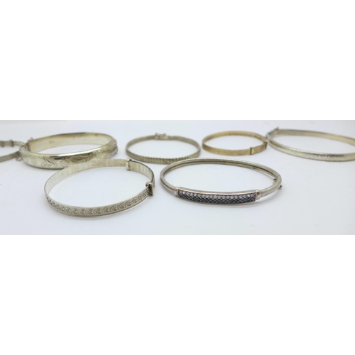 1133 - Five silver bangles, 42g, a rolled gold bangle and a bracelet