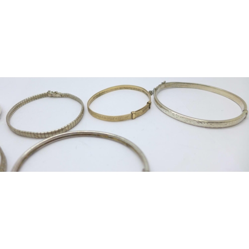 1133 - Five silver bangles, 42g, a rolled gold bangle and a bracelet