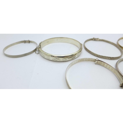 1133 - Five silver bangles, 42g, a rolled gold bangle and a bracelet