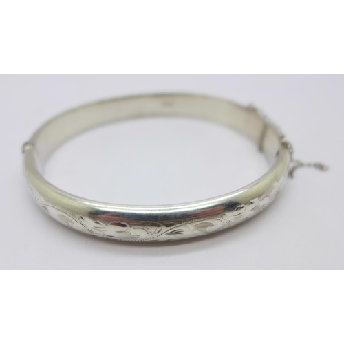 1138 - A silver bangle, 17g, safety chain a/f