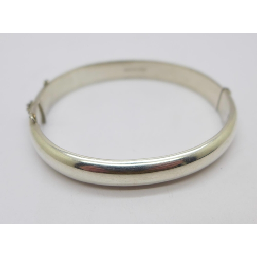 1138 - A silver bangle, 17g, safety chain a/f