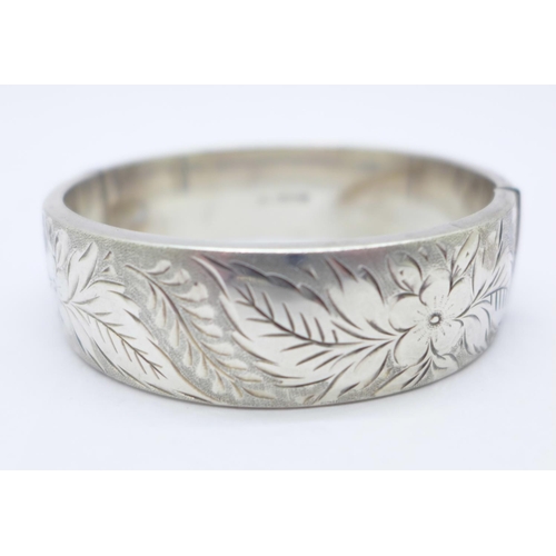 1139 - Two silver bangles, 58g