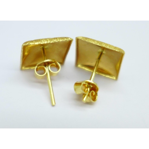 1166 - A pair of yellow metal earrings, the fasteners marked 750, 2.5g