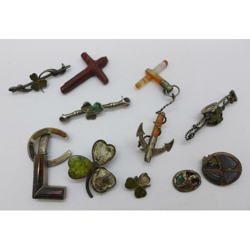 1186 - An Irish silver shamrock riding crop/stirrup brooch, one stone a/f, and other similar for spares and... 