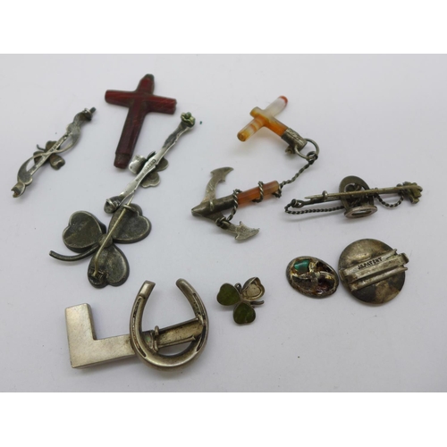 1186 - An Irish silver shamrock riding crop/stirrup brooch, one stone a/f, and other similar for spares and... 