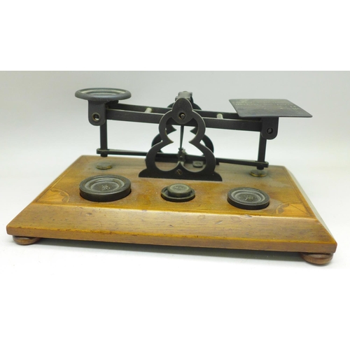 626 - A set of Edwardian postal scales and weights with inlaid wooden base