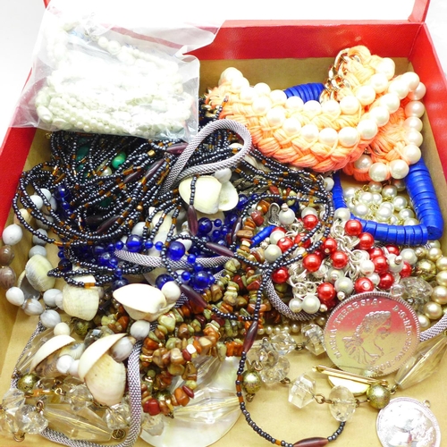 657 - Costume jewellery