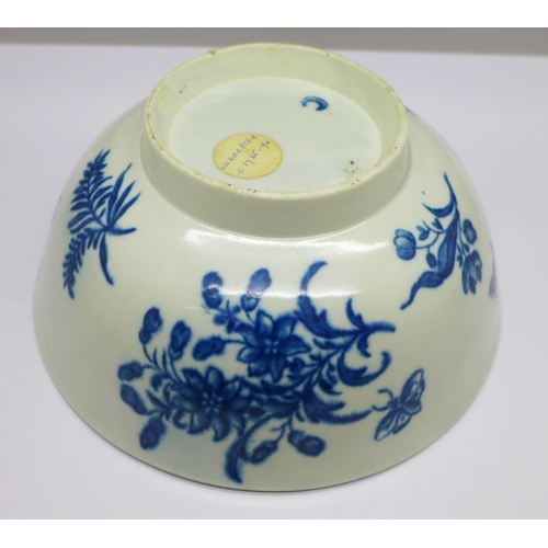 660a - An 18th Century (circa 1755-90) Worcester blue and white tea bowl, 15.5cm diameter