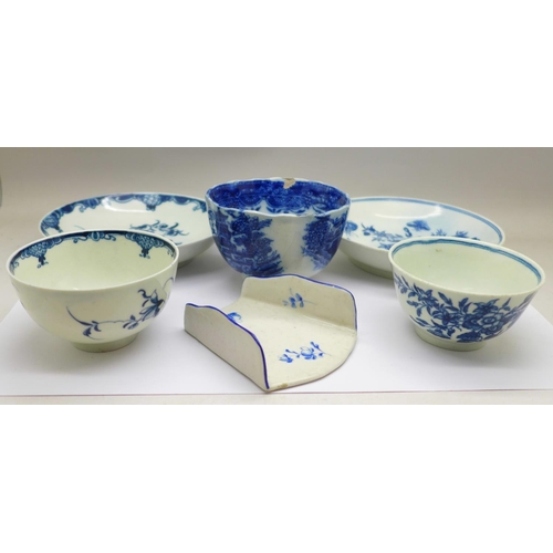 660b - Two 18th Century Worcester blue and white tea bowls and saucers, one other blue and white bowl (chip... 