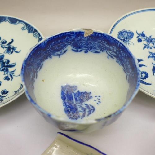 660b - Two 18th Century Worcester blue and white tea bowls and saucers, one other blue and white bowl (chip... 