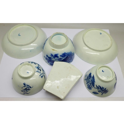 660b - Two 18th Century Worcester blue and white tea bowls and saucers, one other blue and white bowl (chip... 