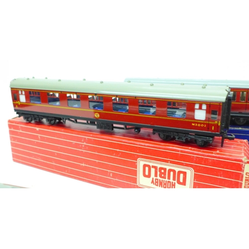 689 - Six Hornby Dublo coaches, 4062, 4047, 4051, 4037 and two others