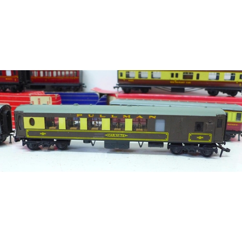 689 - Six Hornby Dublo coaches, 4062, 4047, 4051, 4037 and two others