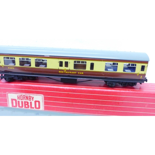 689 - Six Hornby Dublo coaches, 4062, 4047, 4051, 4037 and two others