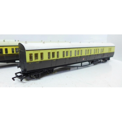 699 - Four Hornby 00 gauge model railway carriages