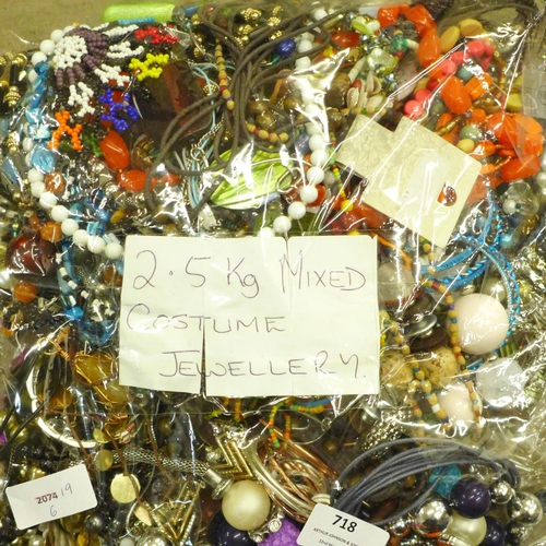 718 - Costume jewellery, 2.5kg