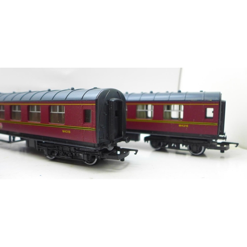 767 - Four Hornby 00 gauge model railway carriages