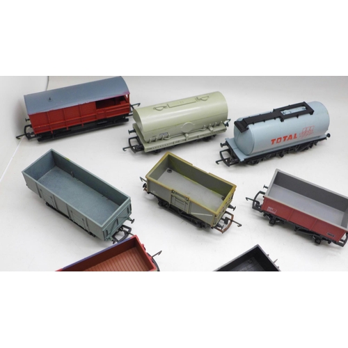 784 - Twelve Hornby 00 gauge model railway wagons