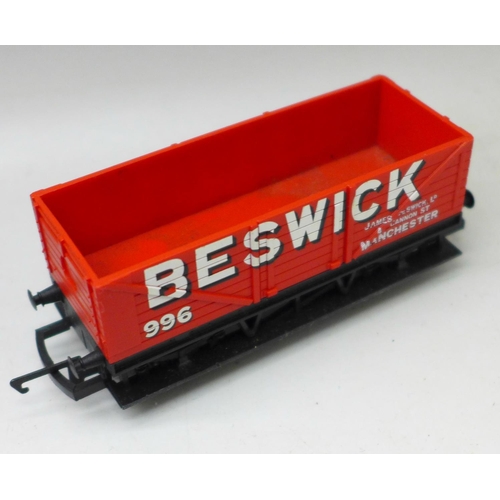 784 - Twelve Hornby 00 gauge model railway wagons