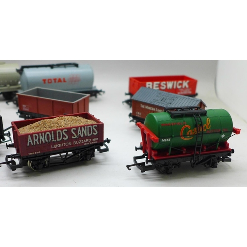 784 - Twelve Hornby 00 gauge model railway wagons