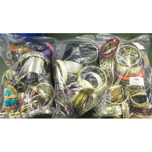 796 - Costume bangles