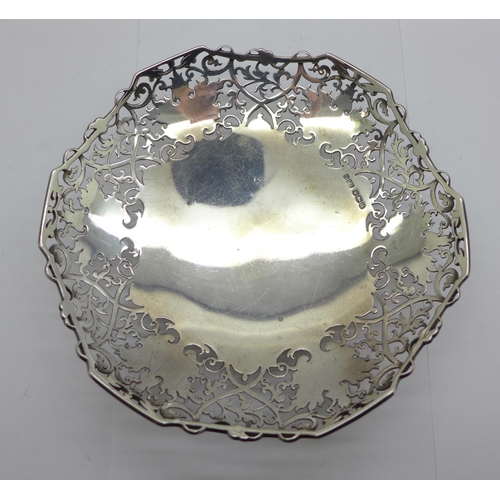 850 - A pierced silver dish, 209g, 16cm