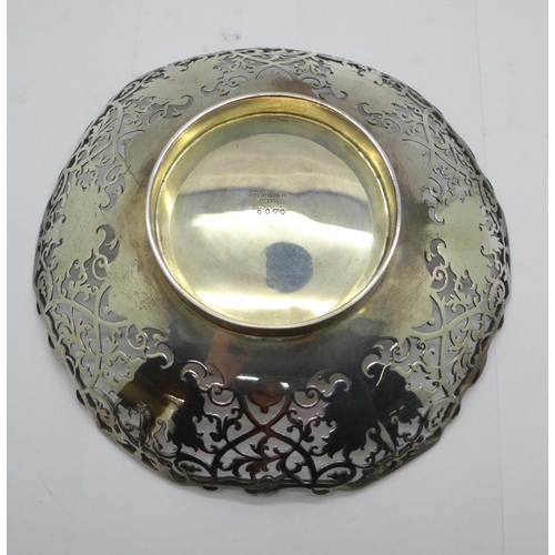 850 - A pierced silver dish, 209g, 16cm