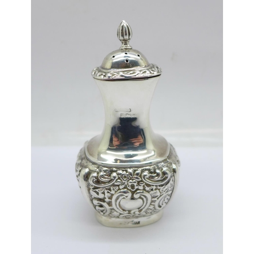 859 - A silver pepper, Kemp Bros., Birmingham 1904, 45g