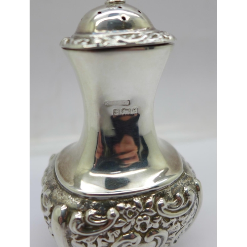 859 - A silver pepper, Kemp Bros., Birmingham 1904, 45g