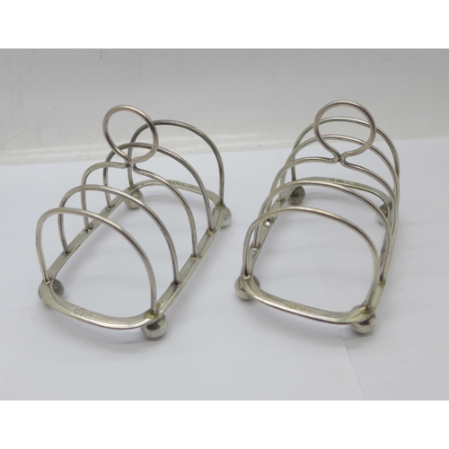 862 - A pair of Victorian silver toast racks, Henry Wilkinson & Co., London 1894, 130g