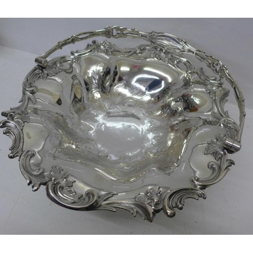 863 - A Victorian silver swing handled dish, Sheffield 1839, 1115g