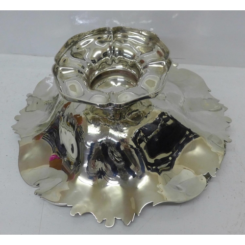 863 - A Victorian silver swing handled dish, Sheffield 1839, 1115g