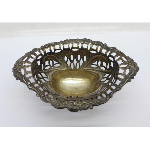 866 - A Victorian silver bon-bon dish, 33g