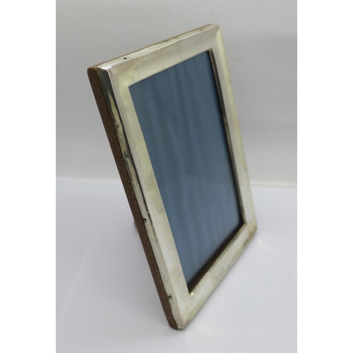 868 - A silver photograph frame, Chester 1912, 11cm x 16cm, (portrait or landscape positions)